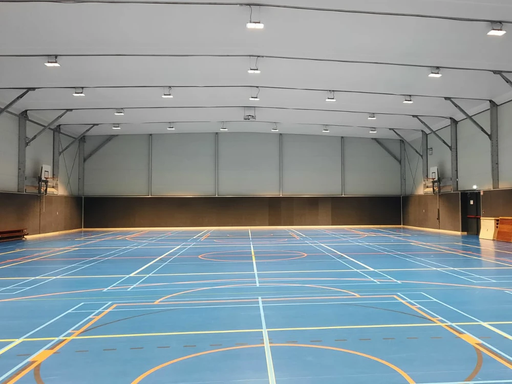 Lumière terrain de basket intérieur
